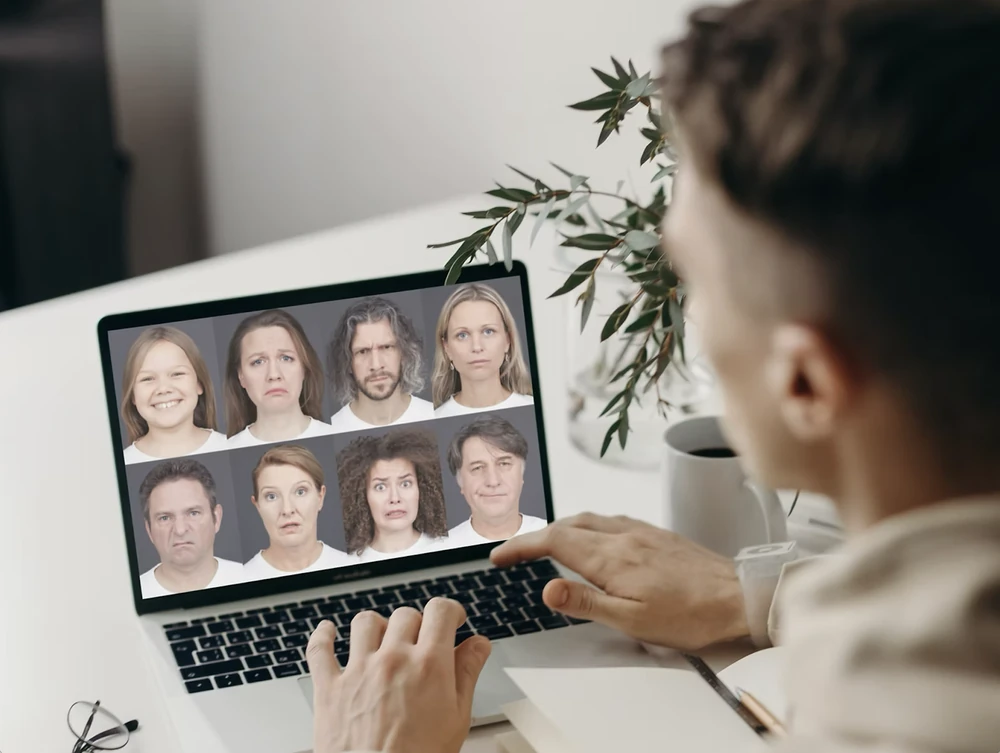 Mimikresonanz Online Training am Laptop